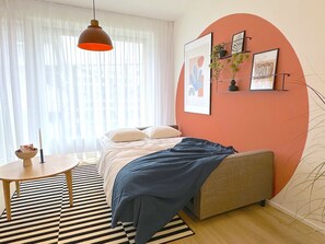 1 dormitorio, escritorio, tabla de planchar con plancha y cuna de viaje