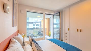 1 quarto, escrivaninha, ferros/tábuas de passar roupa, berço de viagem