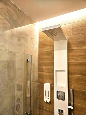 Een douche, een hydromassagedouche, gratis toiletartikelen