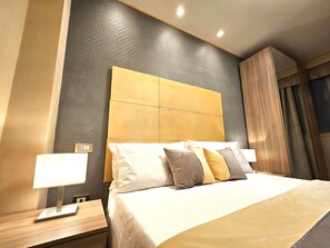 Frigobar, cofres nos quartos, cortinas blackout, quartos à prova de som