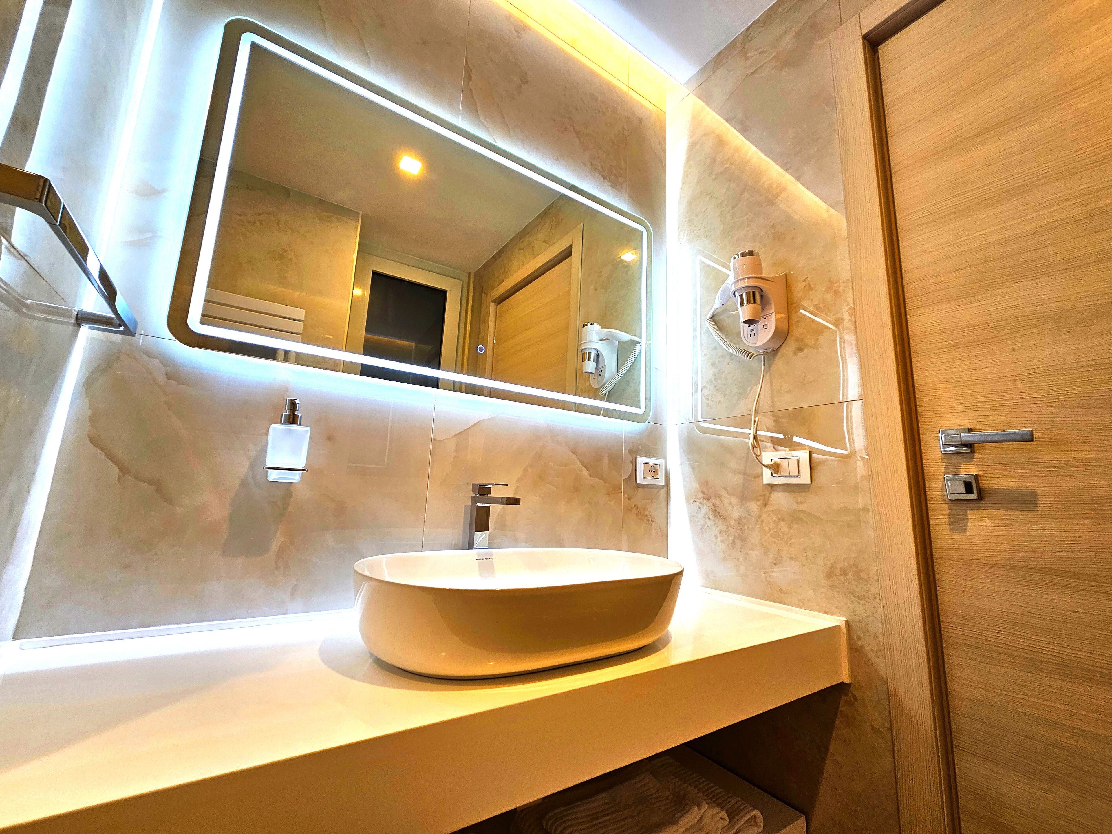 Een douche, een hydromassagedouche, gratis toiletartikelen