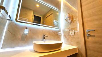 Een douche, een hydromassagedouche, gratis toiletartikelen