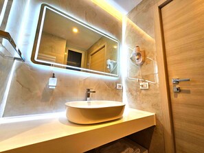 淋浴設備、水療按摩蓮蓬頭、免費盥洗用品、吹風機