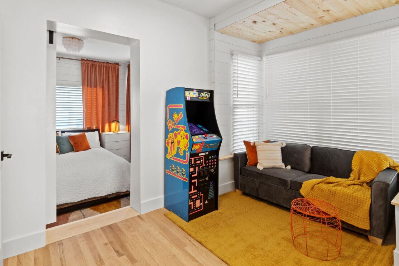 Een bureau, een strijkplank/strijkijzer, reisbedje, wifi