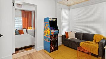 Een bureau, een strijkplank/strijkijzer, reisbedje, wifi