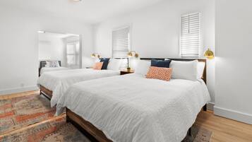 Een bureau, een strijkplank/strijkijzer, reisbedje, wifi