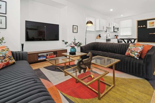 Spacious Detroit Retreat • Sleeps 16 • Parking