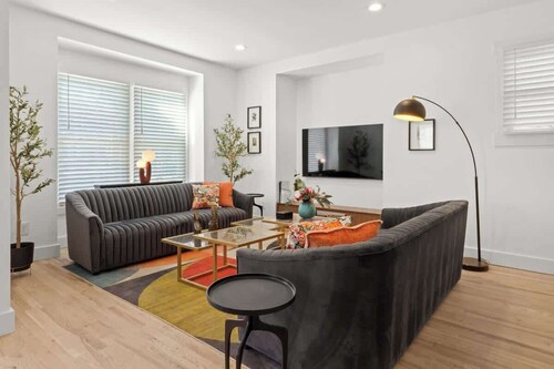 Spacious Detroit Retreat • Sleeps 16 • Parking