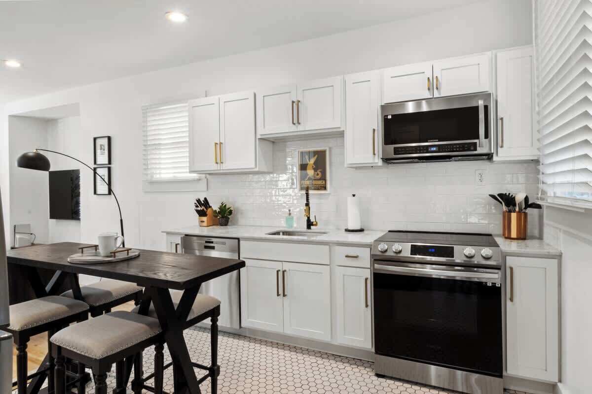 Coffee/tea maker, fridge, microwave, oven