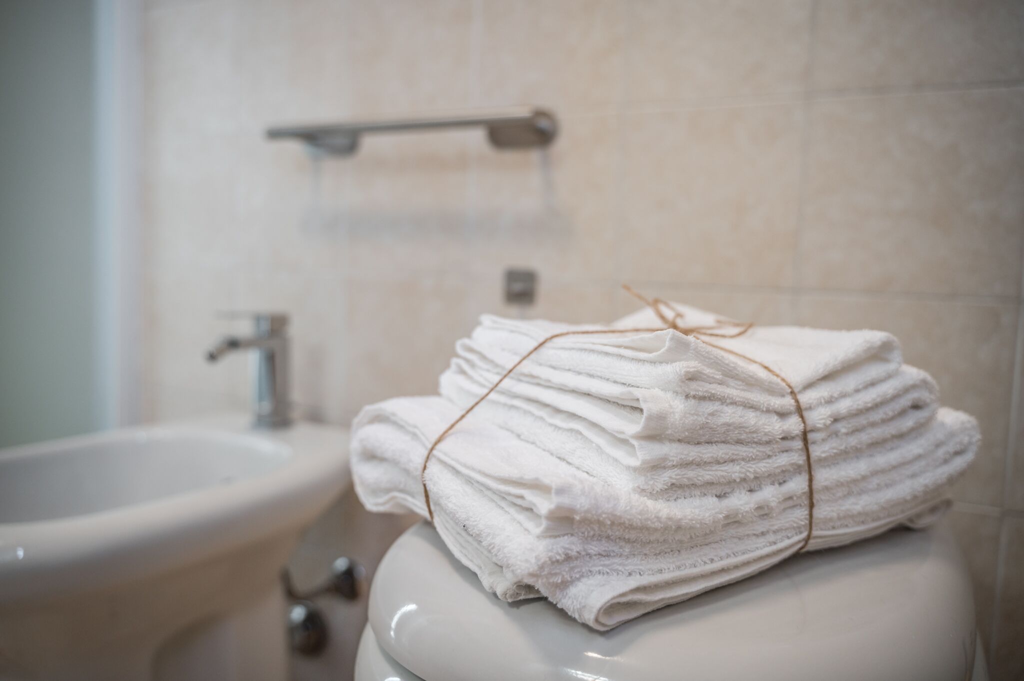 Een douche, een haardroger, een bidet, handdoeken