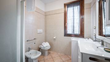 Dusche, Haartrockner, Bidet, HandtĂŒcher