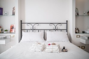 2 bedrooms, desk, iron/ironing board, travel crib - Amazing House with Garden - Motor Valley - Free Wi-fi e Netflix (Casalgrande)