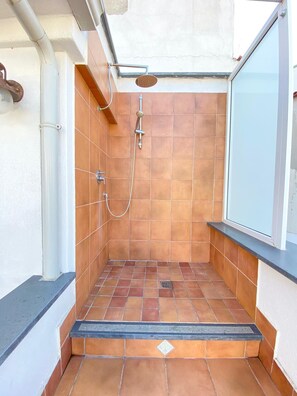 Bruser, hårtørrer, bidet, håndklæder