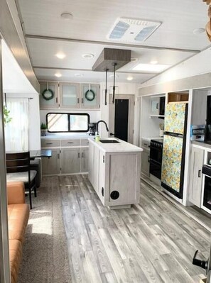 ثلاجة، ميكروويف، فرن، موقد طهي مسطح