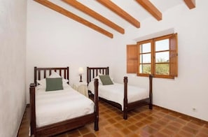 3 bedrooms, iron/ironing board, WiFi, bed sheets
