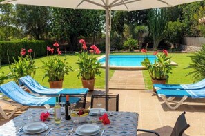 Outdoor dining - Villa Sylvia, a beautiful house with a pool and garden (Pollensa)