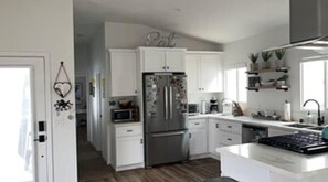 Frigorífico, microondas, horno y placa de cocina