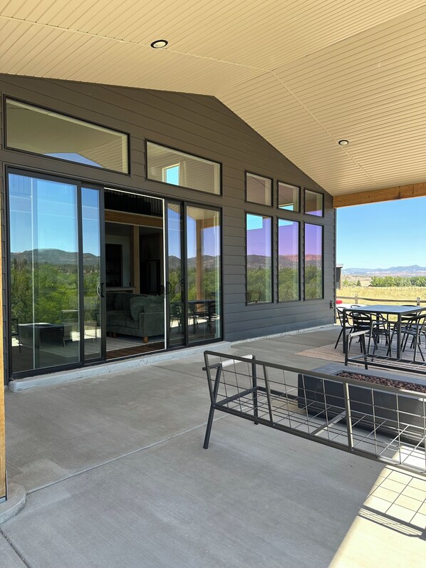 屋外ダイニングエリア