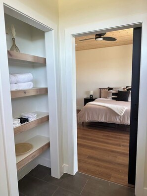 3 habitaciones, tabla de planchar con plancha, cuna de viaje y wifi 