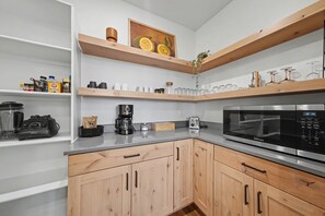 ثلاجة، ميكروويف، فرن، موقد طهي مسطح