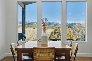 Dining - The Grove-River Cabin •Hot Tub• Near Bryce & Zion (Hatch)