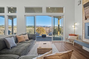 Smart-TV, peis og kontorer