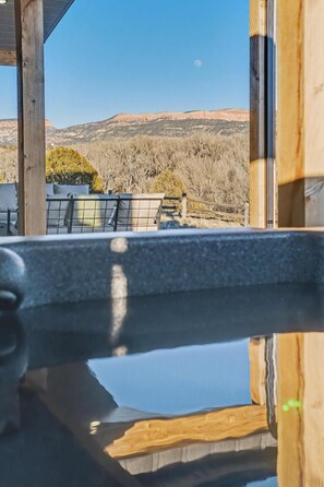 Outdoor spa tub - The Grove-River Cabin •Hot Tub• Near Bryce & Zion (Hatch)