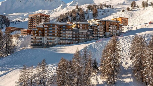 A multi-story hotel with a modern architectural design, located in a snowy mountainous area with ski slopes in the background. - 2nd floor, view mountain, balcony, tv, 81m², La Plagne (Aime)