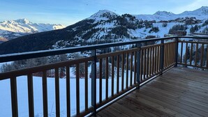 A wooden deck with a metal railing overlooking a snowy mountain landscape. - 2nd floor, view mountain, balcony, tv, 81m², La Plagne (Aime)