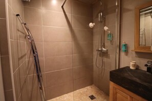Bathroom - 100m from resort center, Ground floor, balcony, tv, ski locker, 27m², Tignes (Tignes)