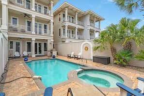 Alberca al aire libre y alberca climatizada