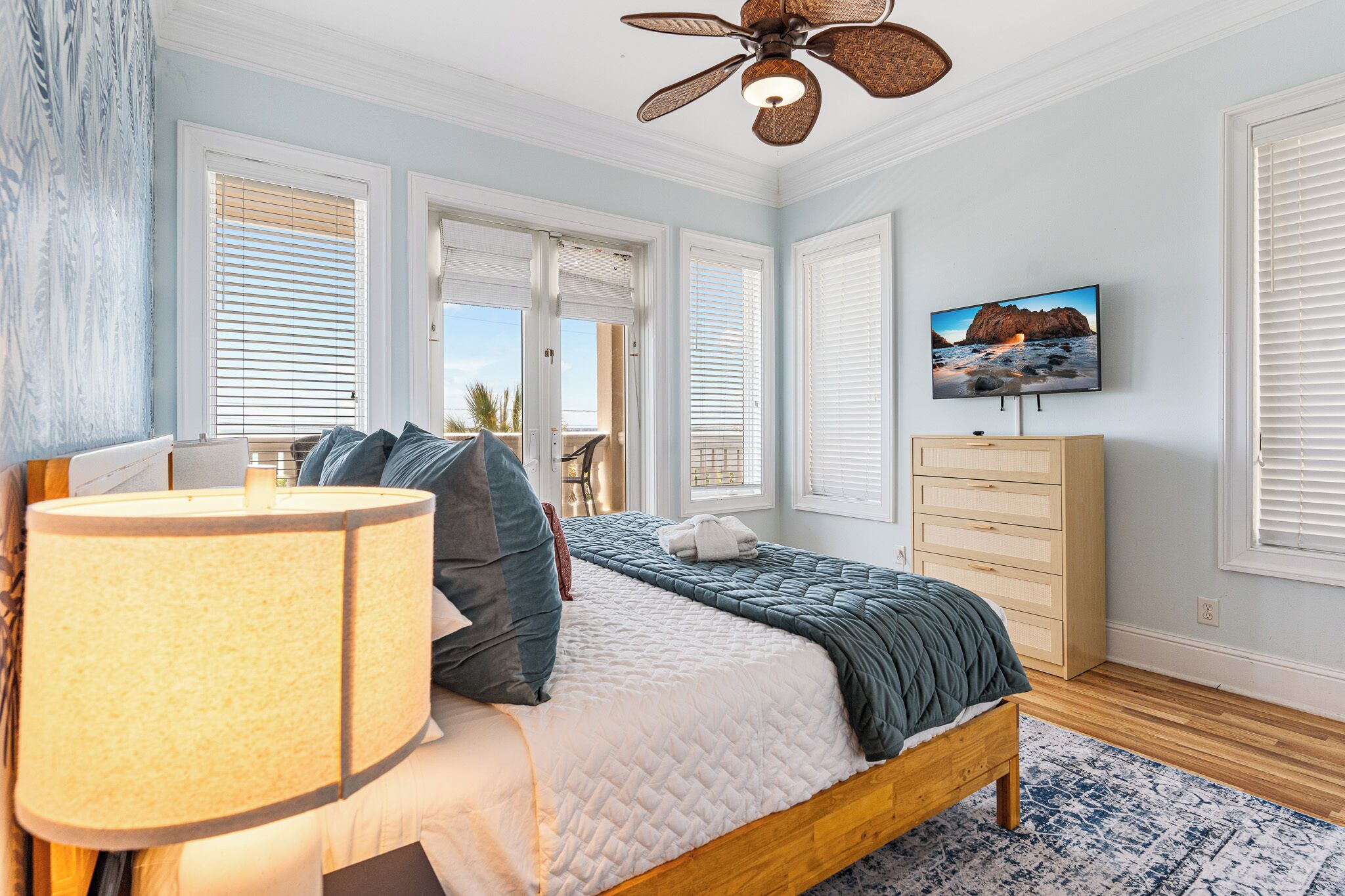 5 habitaciones, tabla de planchar con plancha, wifi y ropa de cama 
