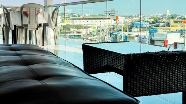 Habitación de hotel moderna con un amplio ventanal que ofrece vistas a la ciudad.