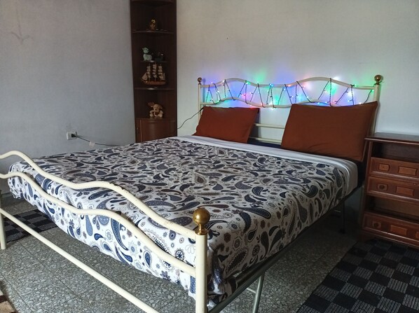 2 bedrooms, bed sheets - Shared Apartment (Prato)