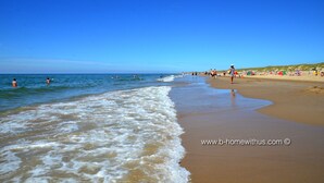 A beach with clear skies, waves, and people. - Komfortabel Eingerichtetes Ferienhaus mit Herrlichem Sonnige Terrasse (Heiloo)