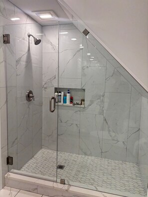 Douche, sèche-cheveux, serviettes fournies, savon