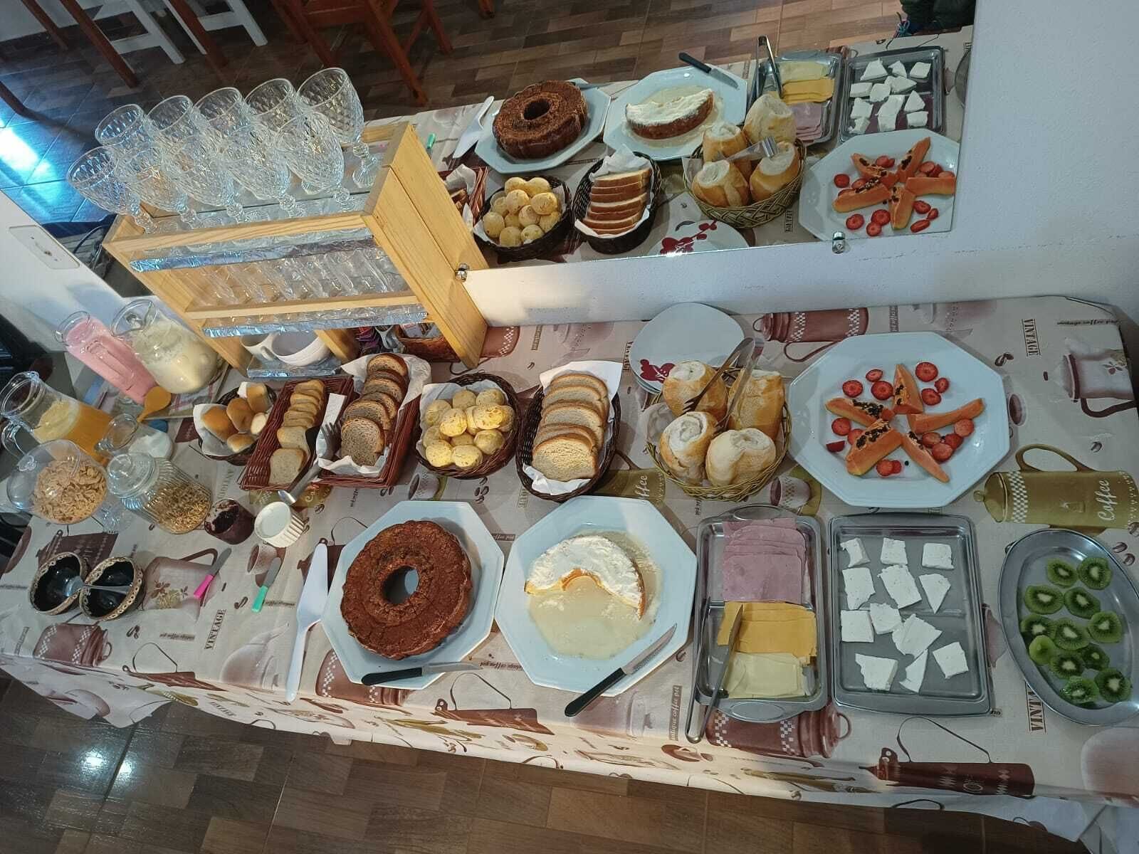 Café da manhã com buffet grátis todos os dias