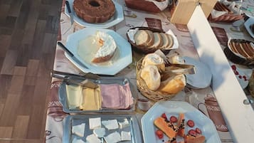 Café da manhã com buffet grátis todos os dias