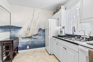 Køleskab, mikrobølgeovn, ovn, kogeplade