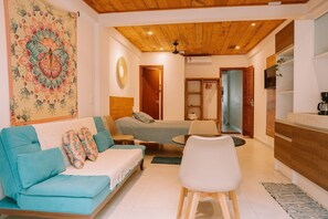 Studio | Oppholdsområde | En 32-tommers Flatskjerm-TV med digitale kanaler samt kontorer