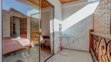 1 bedroom, Egyptian cotton sheets, premium bedding, down duvets