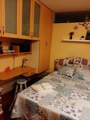 1 bedroom, bed sheets
