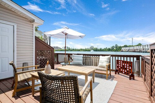 4 Bedroom Lakefront Home with Patio!