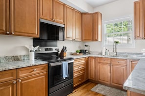 冷蔵庫、電子レンジ、オーブン、コンロ