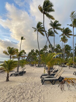 Sun loungers, beach towels - Central, BBQ, pool, 2bd/2ba Los Corales/Punta Cana 7 min walk to beach  (Punta Cana)
