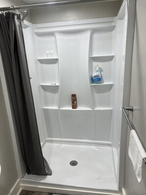 Douche, serviettes fournies, savon, shampooing
