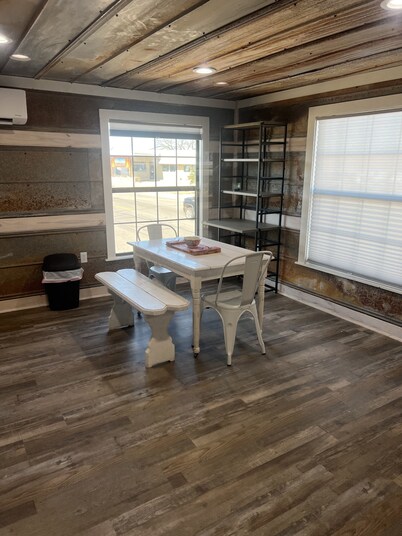 The Yellow Rose, Near the Square, Renovated & in the Heart of the Hill Country