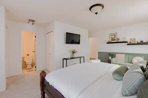 3 bedrooms, iron/ironing board, WiFi - Sweet Retreat | King Rooms (Midland)