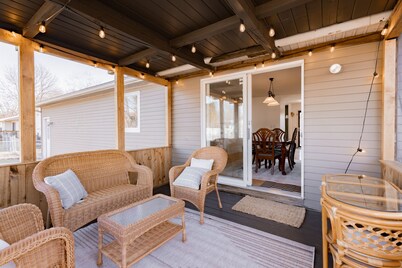 Sweet Retreat W/ 2 King Rooms - Pet & Family Friendly! Fenced in yard