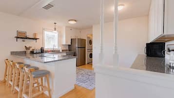 Coffee/tea maker, electric kettle, blender, coffee grinder